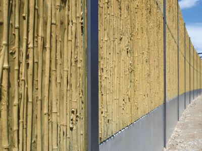 Lärmschutzwand mit Bambusoptik an Schienen, Weil am Rhein
